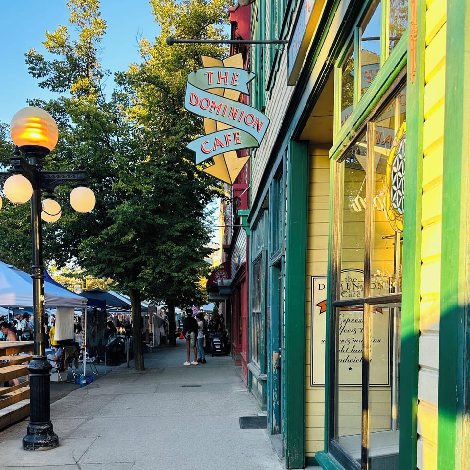 Perfect location for a relaxing getaway! Just 1.5 blocks to shops & cafes