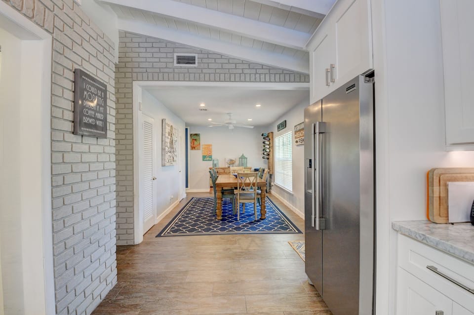 Eat in area of kitchen with table for up to 6 people