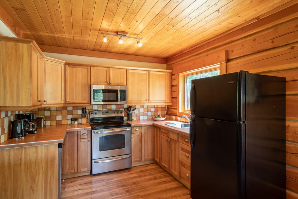Bear Lodge kitchen; fridge, freezer, oven, microwave, dishwasher.