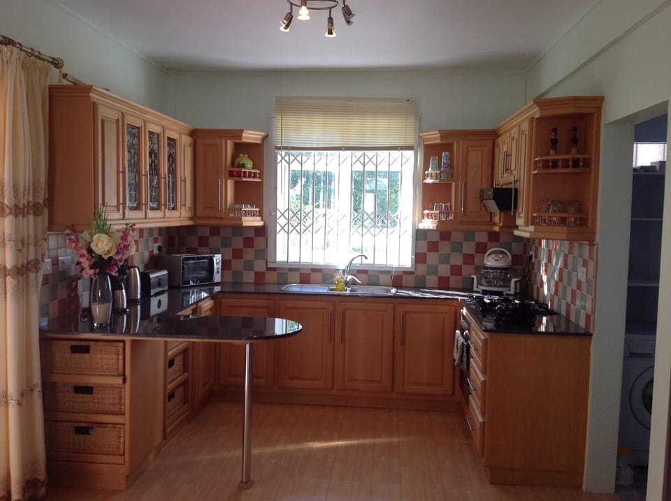 Fully fitted kitchen with breakfast bar