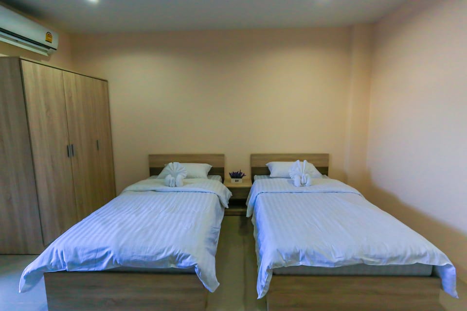 Standard Twin Room | Desk, blackout drapes, free WiFi
