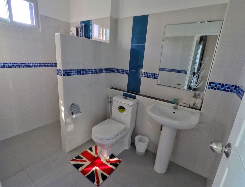 Shower, free toiletries, towels