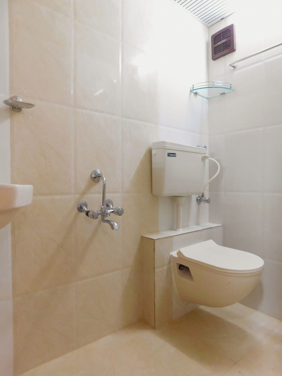 Deluxe Room | Bathroom | Shower, free toiletries, towels