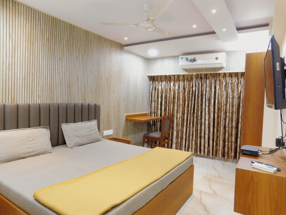 Deluxe Room | Pillowtop beds, in-room safe, desk, free WiFi