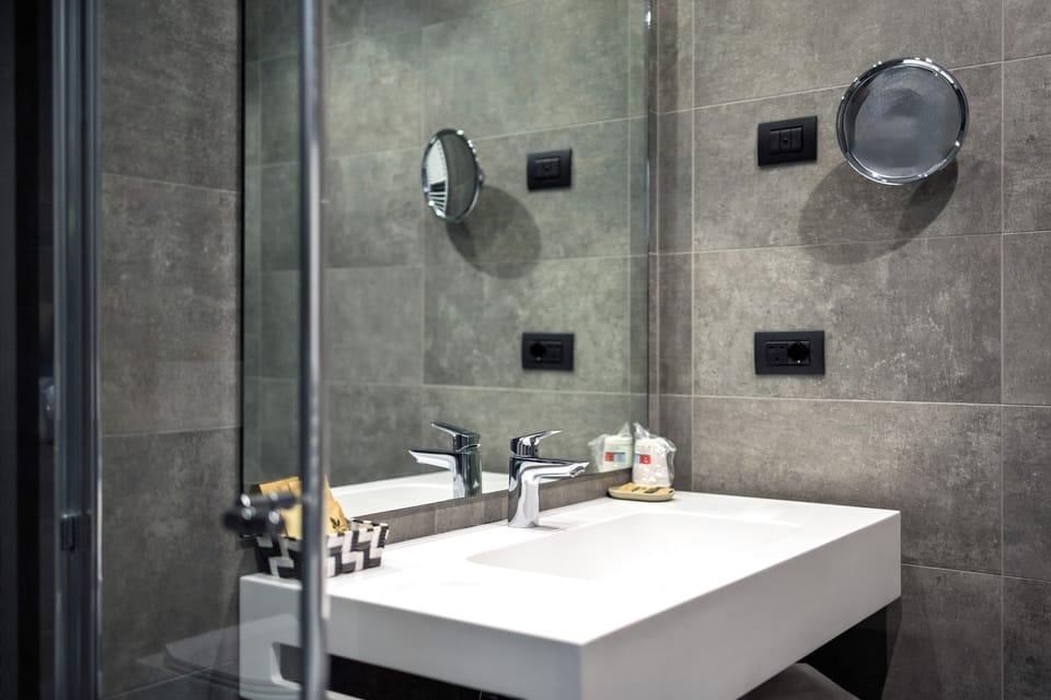 Standard Double Room | Bathroom | Shower, rainfall showerhead, free toiletries, hair dryer