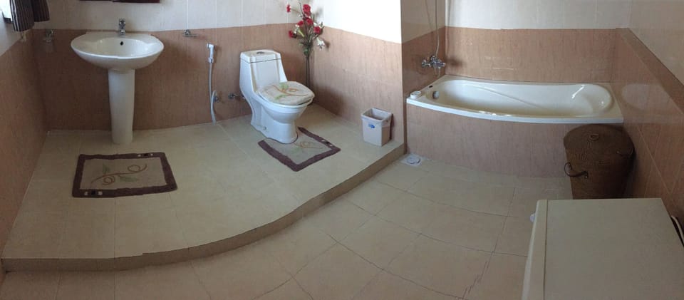 Luxury Double Room, 1 King Bed, Balcony | Bathroom | Bidet, towels
