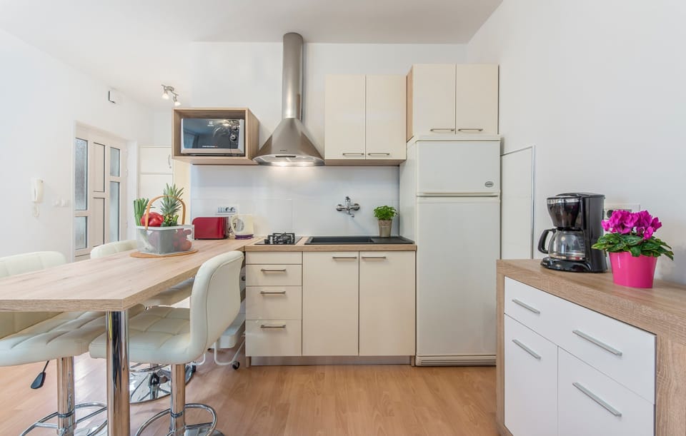 Apartment (Oliveto) | Private kitchen | Coffee/tea maker, fridge, microwave, stovetop