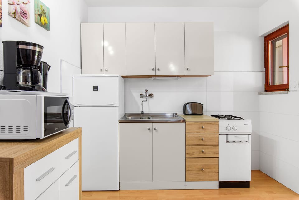 Fridge, microwave, stovetop, coffee/tea maker