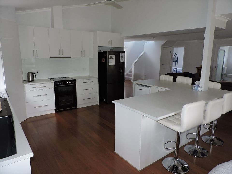 Kitchen and Breakfast Bar