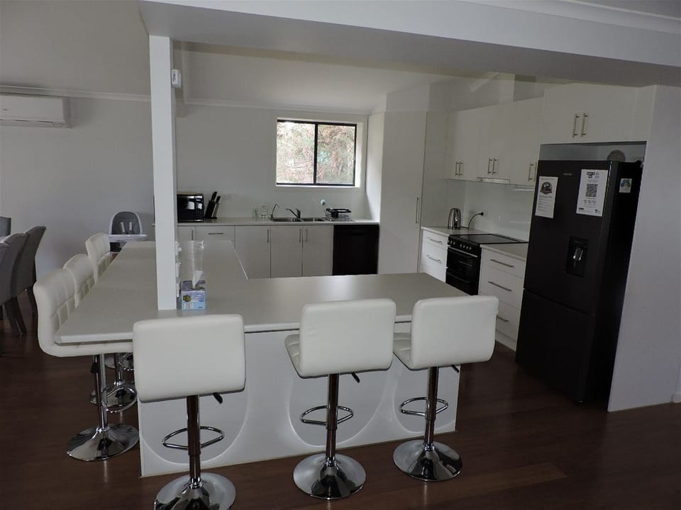 Kitchen and Breakfast Bar