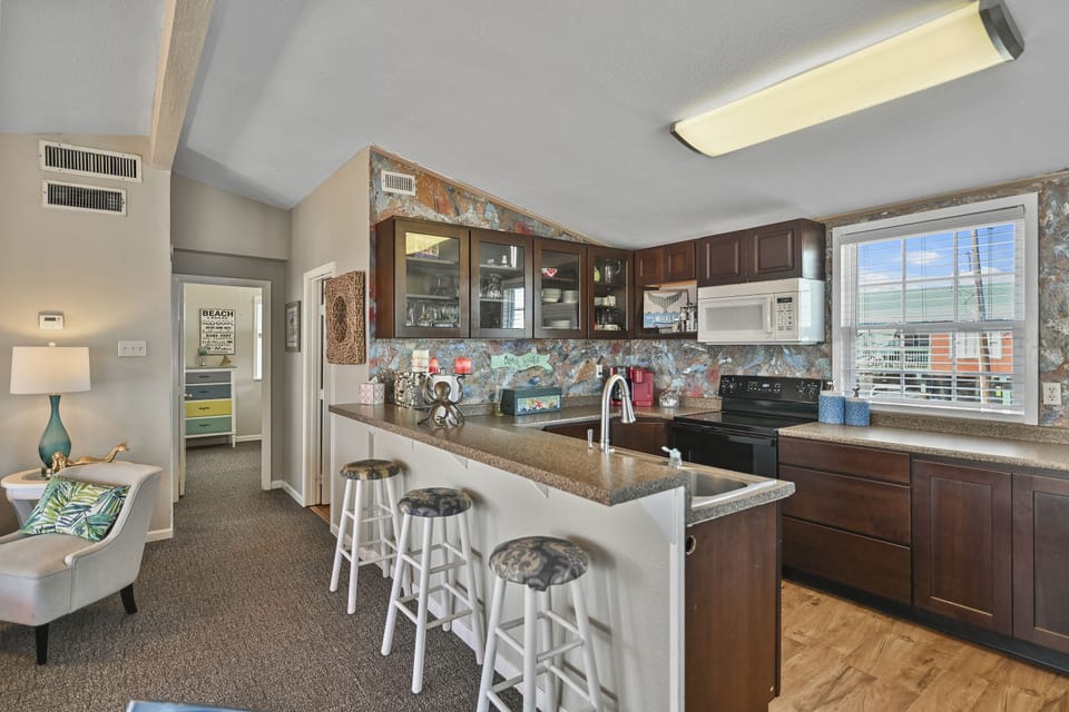 Nice kitchen, open concept.
