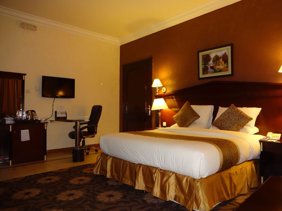 Classic Double Room | Hypo-allergenic bedding, minibar, in-room safe, desk