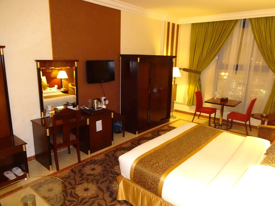 Junior Suite | Hypo-allergenic bedding, minibar, in-room safe, desk