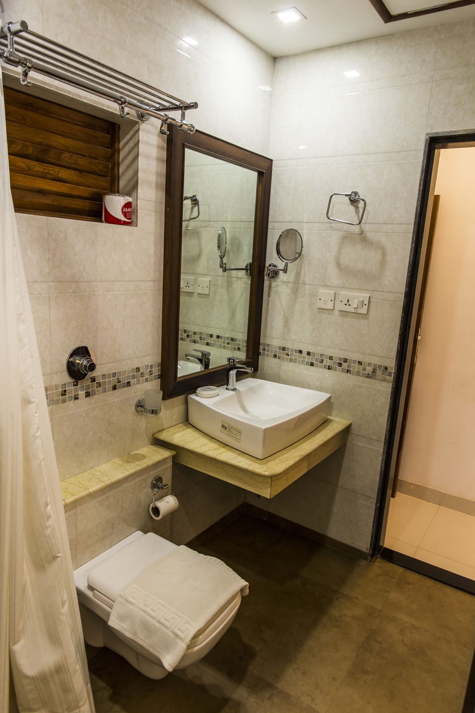 Deluxe Double Room, 1 King Bed, Non Smoking, Garden View | Bathroom | Shower, free toiletries, towels