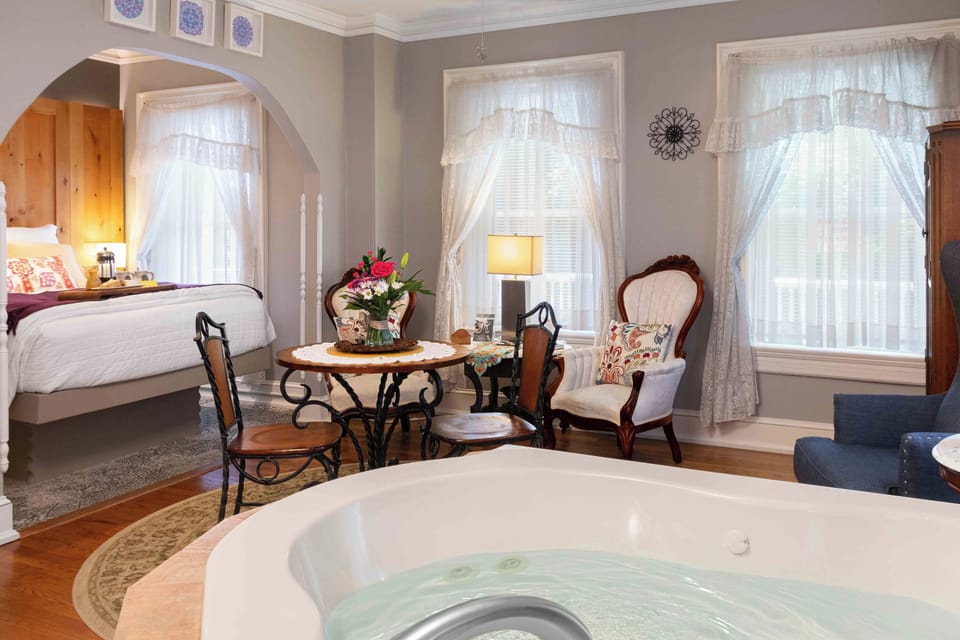 Col. Park Suite | Premium bedding, iron/ironing board (on request), WiFi (free)