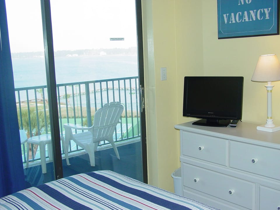 Relax in bed, drink coffee, watch TV and enjoy the beautiful water view.