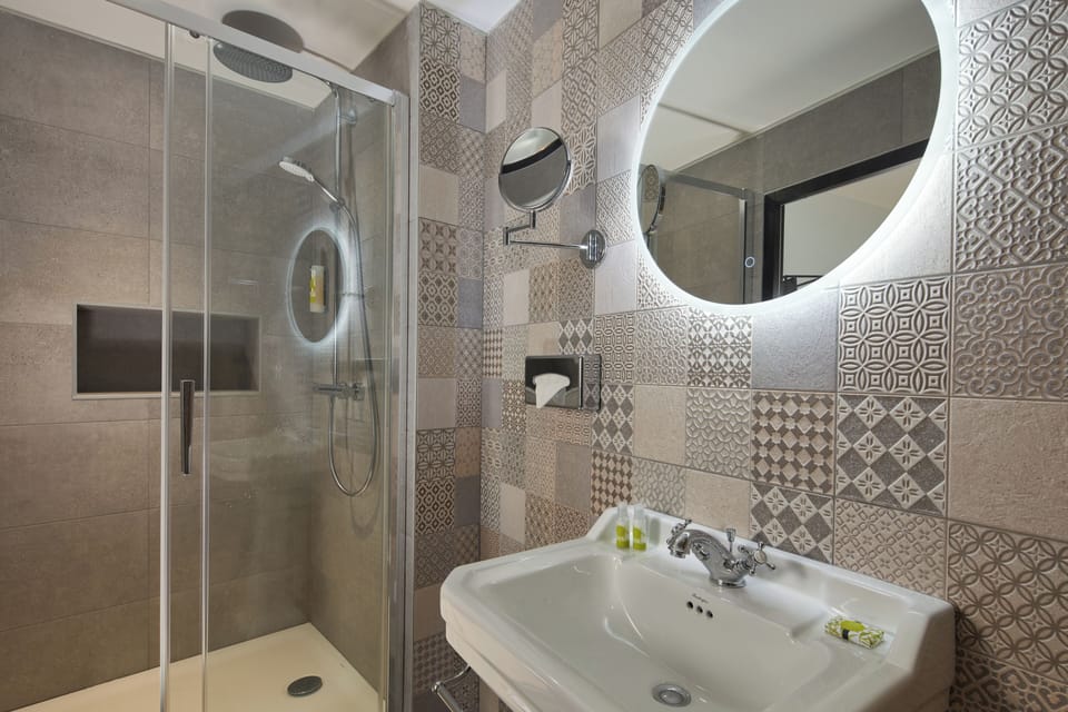 Junior Suite | Bathroom | Shower, rainfall showerhead, free toiletries, hair dryer