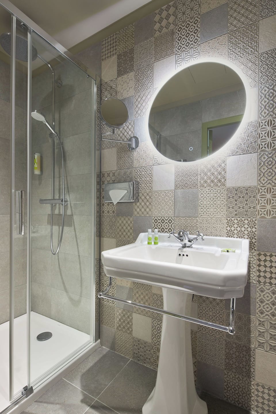 Junior Suite | Bathroom | Shower, rainfall showerhead, free toiletries, hair dryer