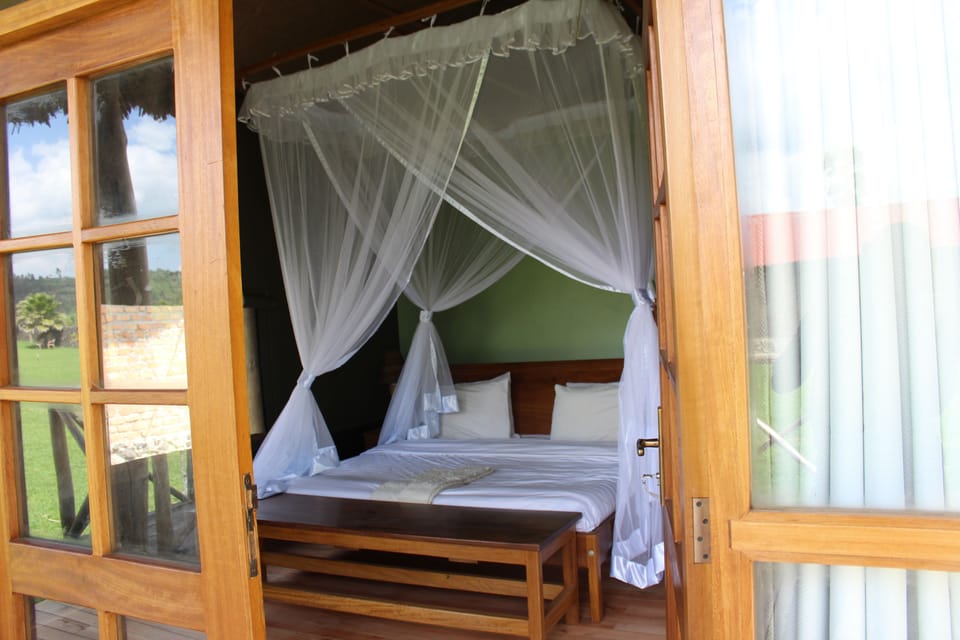 Deluxe Double or Twin Room, Lake View | 1 bedroom, in-room safe, desk, free WiFi