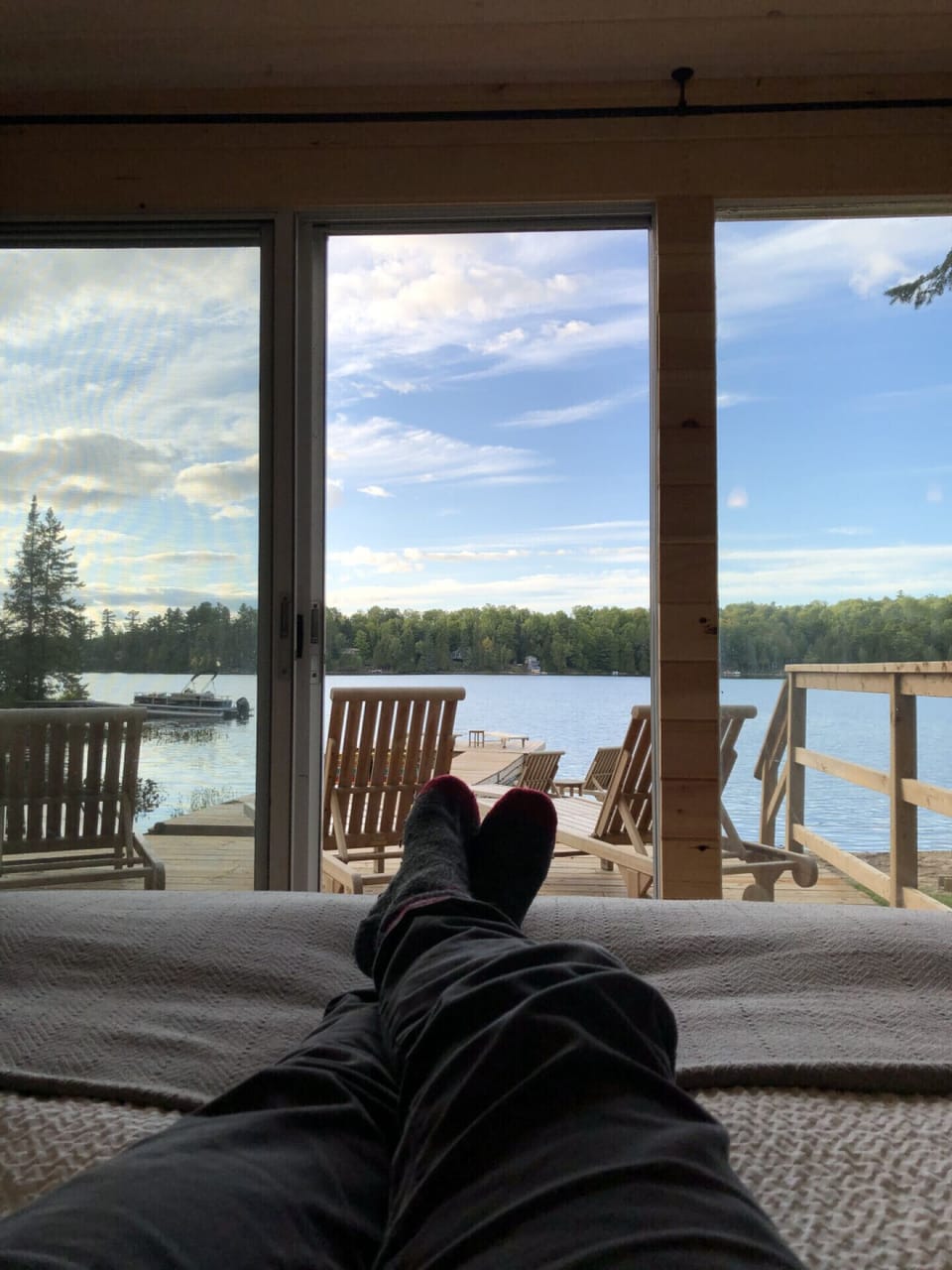 Main Cottage - Master bedroom - lake view - queen bed
