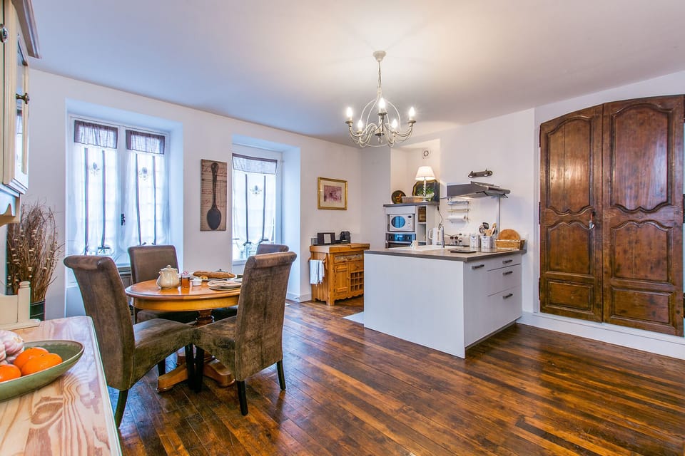Wonderful homely kitchen with dining table and chairs