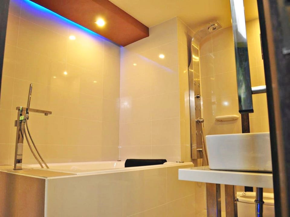 Executive Suite with Private Garage | Jetted tub