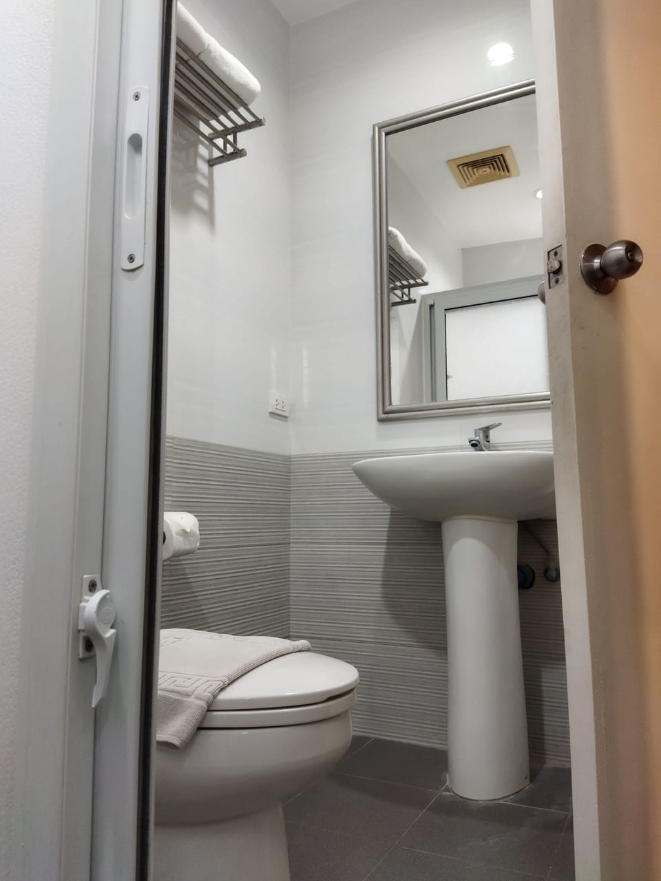 Standard Twin Room | Bathroom | Shower, free toiletries, hair dryer, slippers
