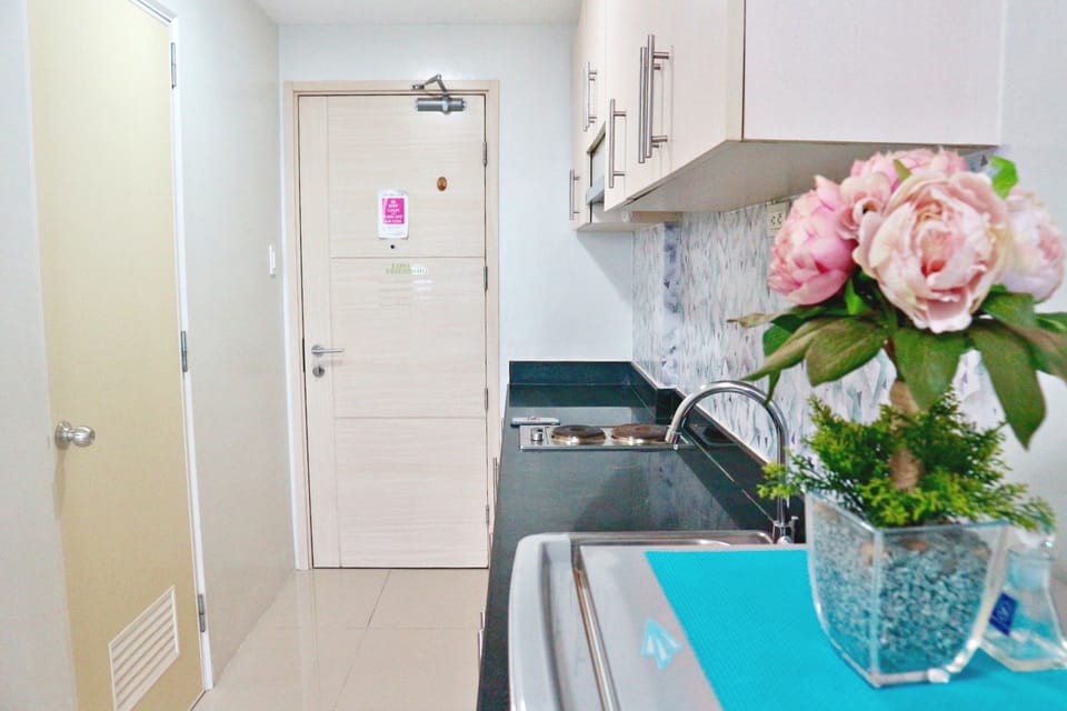 One Bedroom Unit | Private kitchenette | Full-size fridge, microwave, stovetop, electric kettle