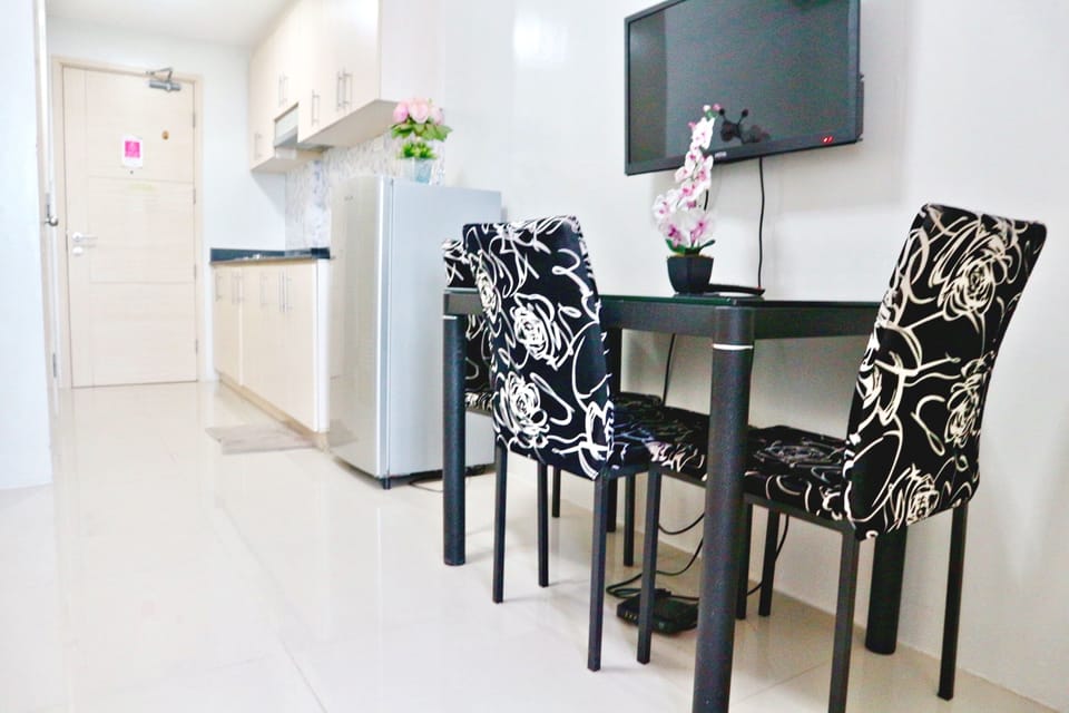 One Bedroom Unit | Private kitchenette | Full-size fridge, microwave, stovetop, electric kettle