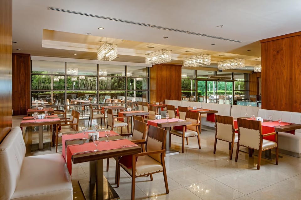 3 restaurants; breakfast, lunch, and dinner served