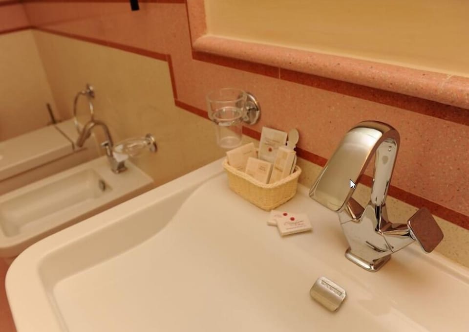 Bathroom sink