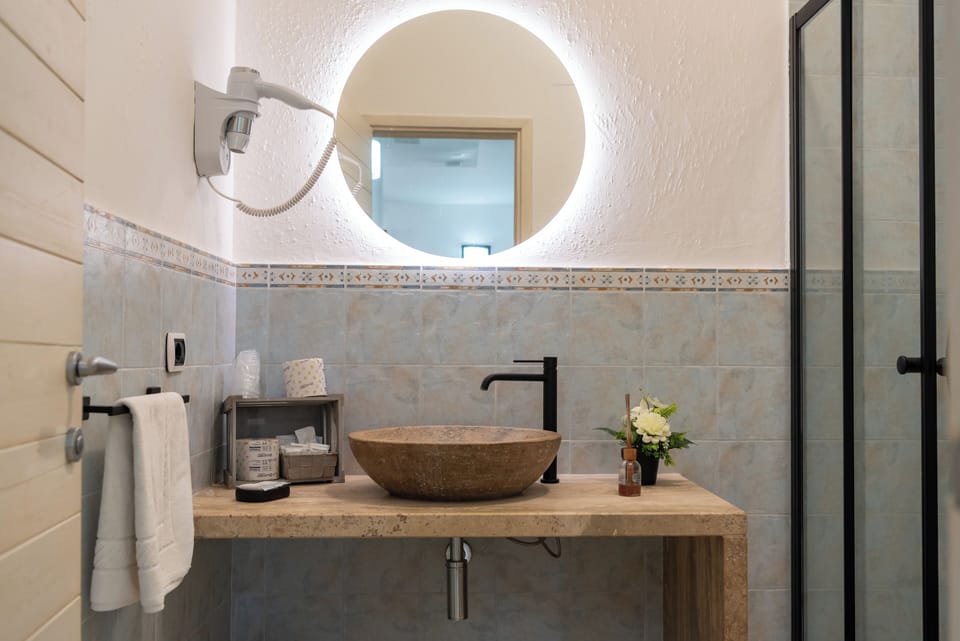 Triple Room | Bathroom | Shower, free toiletries, towels