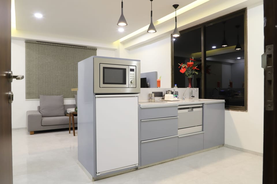 Premier Suite, 1 Bedroom, Kitchenette, City View | Private kitchenette | Fridge, microwave