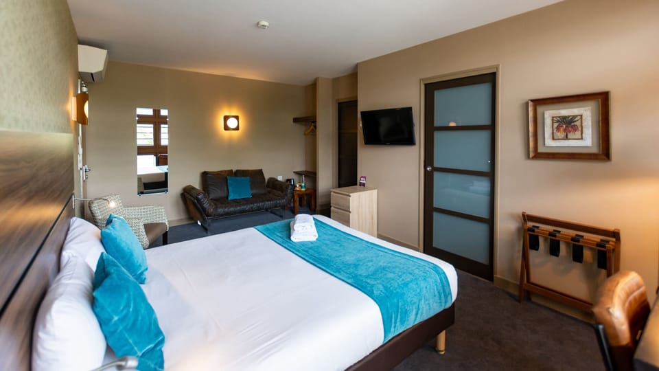 Triple Room | Desk, soundproofing, iron/ironing board, free WiFi