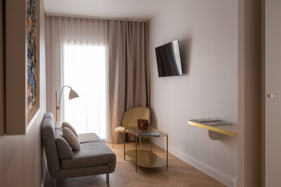 Suite | Living area | Flat-screen TV