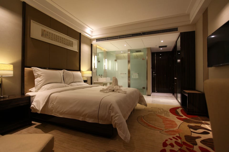 Suite | Desk, blackout drapes, WiFi (free)