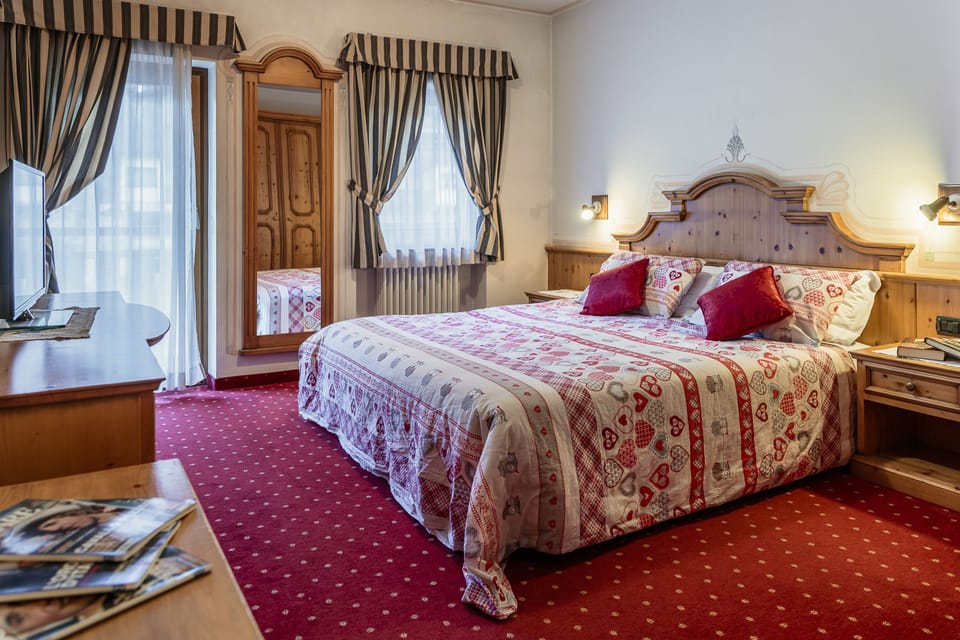 Junior Suite | In-room safe, desk, free WiFi, bed sheets