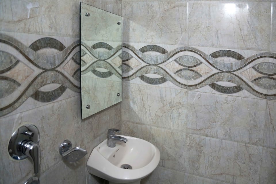 Deluxe Double Ac Room | Bathroom | Shower, free toiletries, slippers, towels