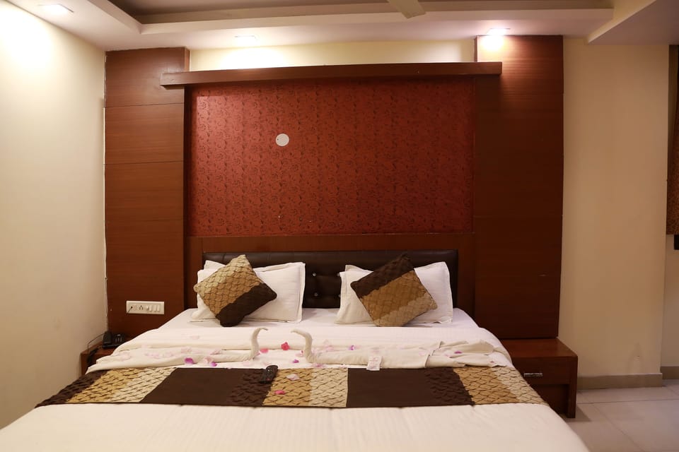 Deluxe Double Ac Room | Minibar, WiFi (free), bed sheets