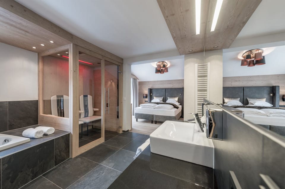 Deluxe Suite, 3 Bedrooms | Bathroom | Deep soaking tub, hair dryer, bathrobes, slippers