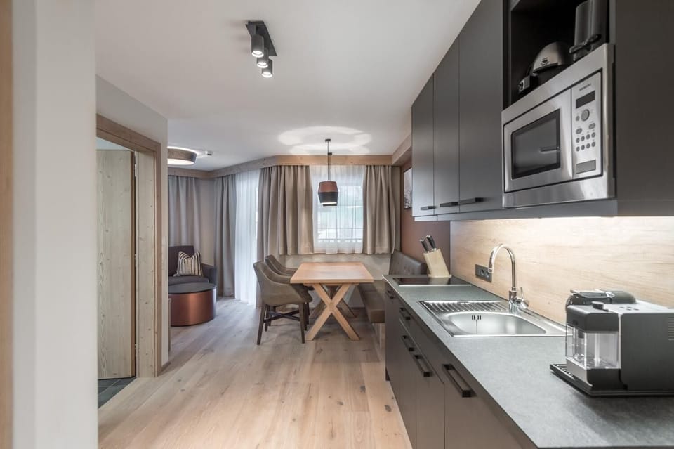 Classic Suite, 2 Bedrooms | 2 bedrooms, hypo-allergenic bedding, in-room safe, desk