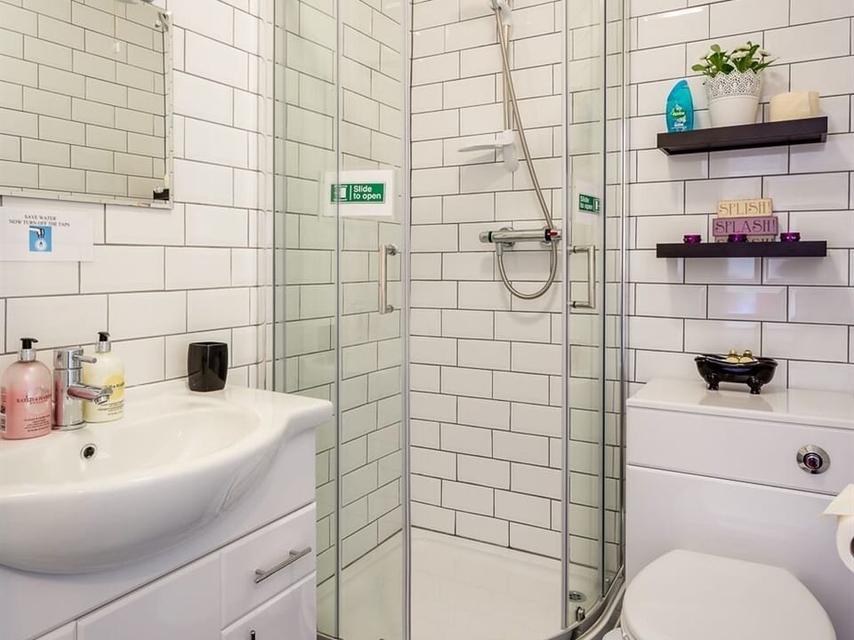 Suite, Ensuite (2 adults 1 child Room 2)