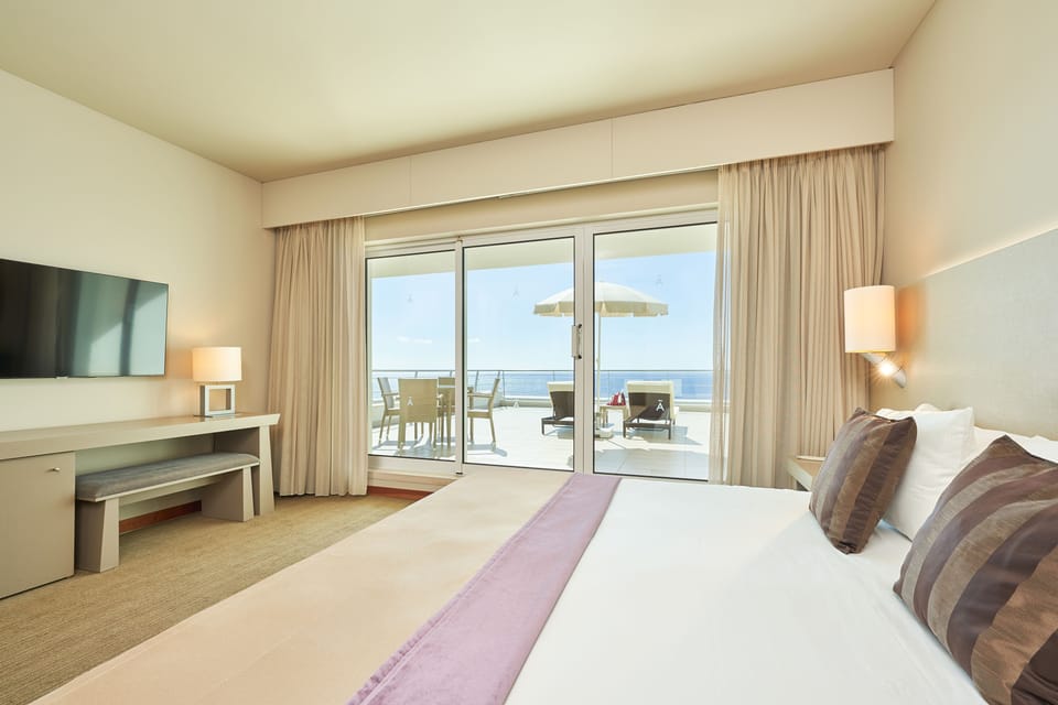 Master Suite | Minibar, in-room safe, desk, blackout drapes