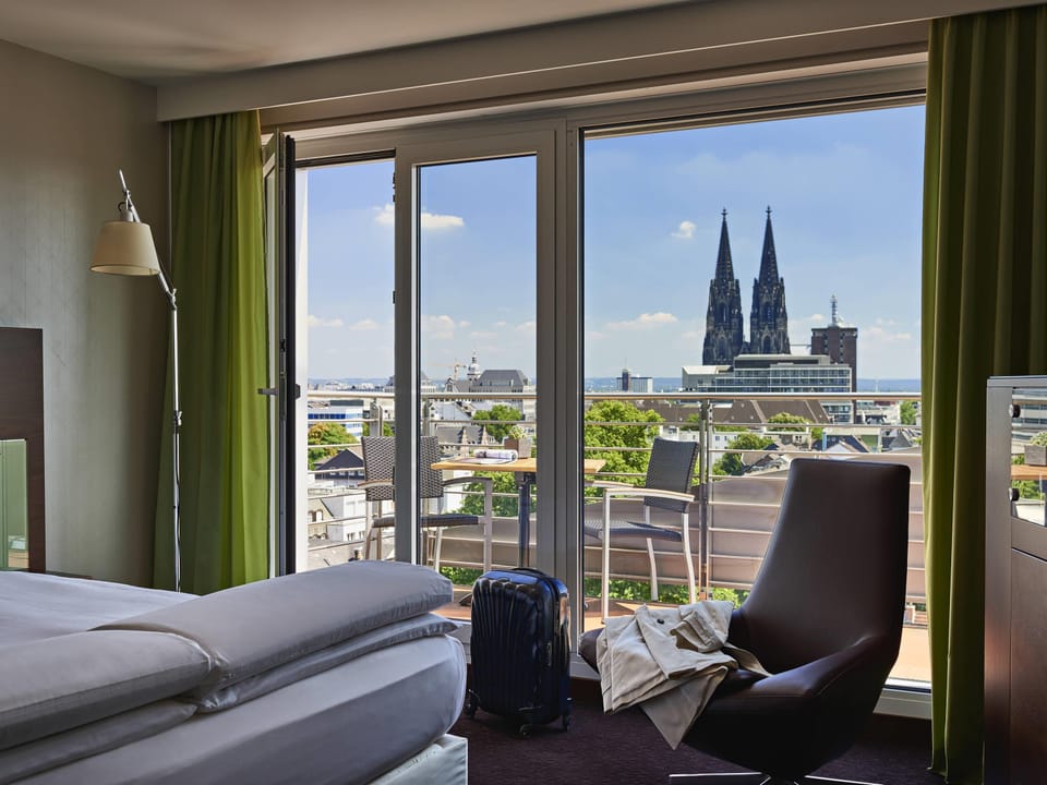 Deluxe Room, 1 King Bed (Domblick) | Premium bedding, minibar, in-room safe, desk