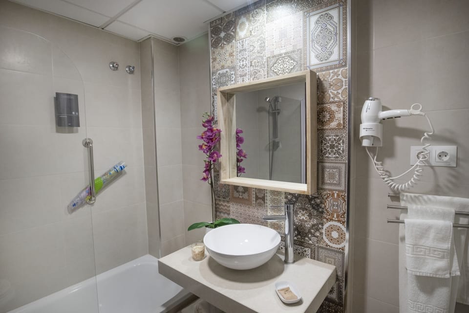 Superior Double Room, Balcony | Bathroom | Free toiletries, hair dryer, bidet, towels