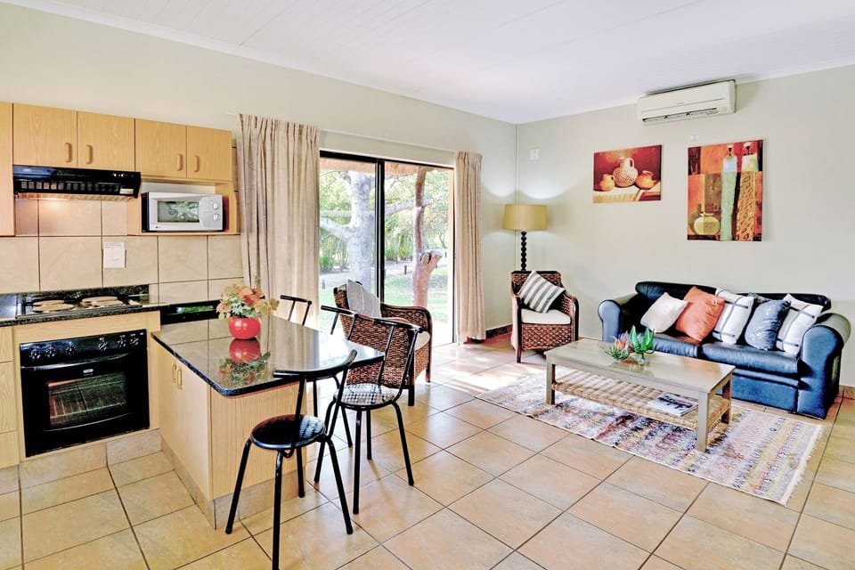 Luxury 2 bedroom Cottage | Private kitchen | Fridge, microwave, oven, stovetop
