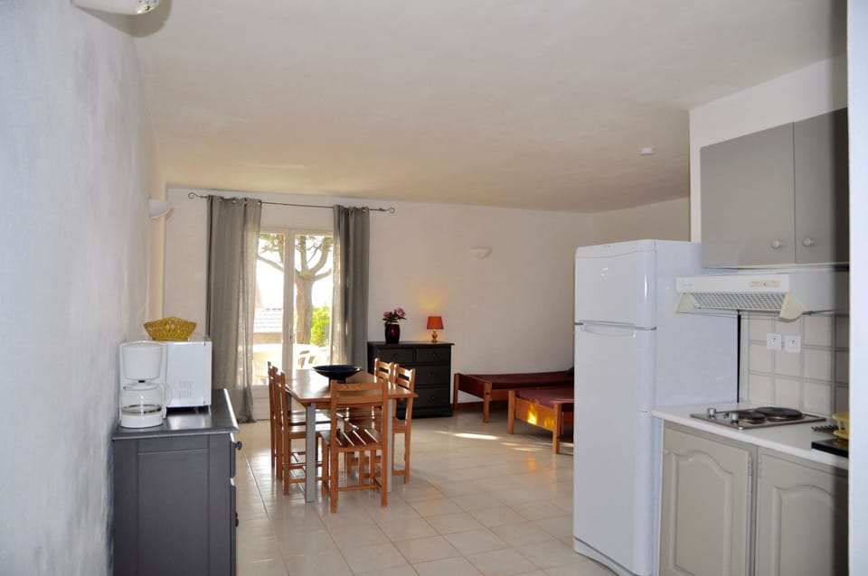 Apartment, 1 Bedroom (2P5p) | Private kitchenette | Electric kettle, highchair, cleaning supplies