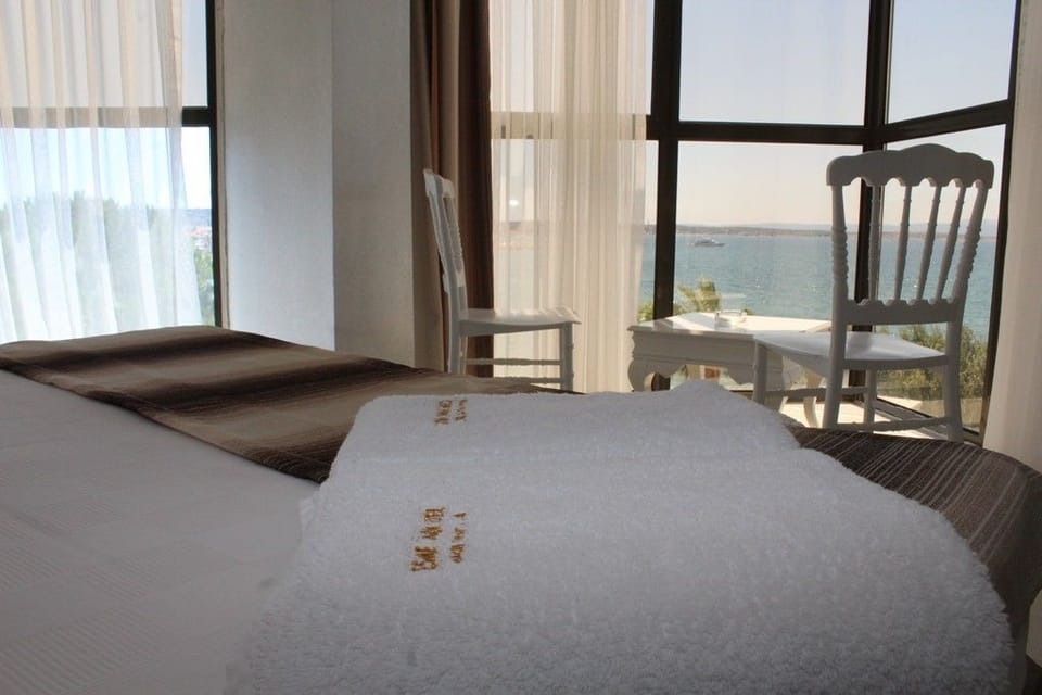 Executive Double Room | Minibar, in-room safe, soundproofing, free WiFi