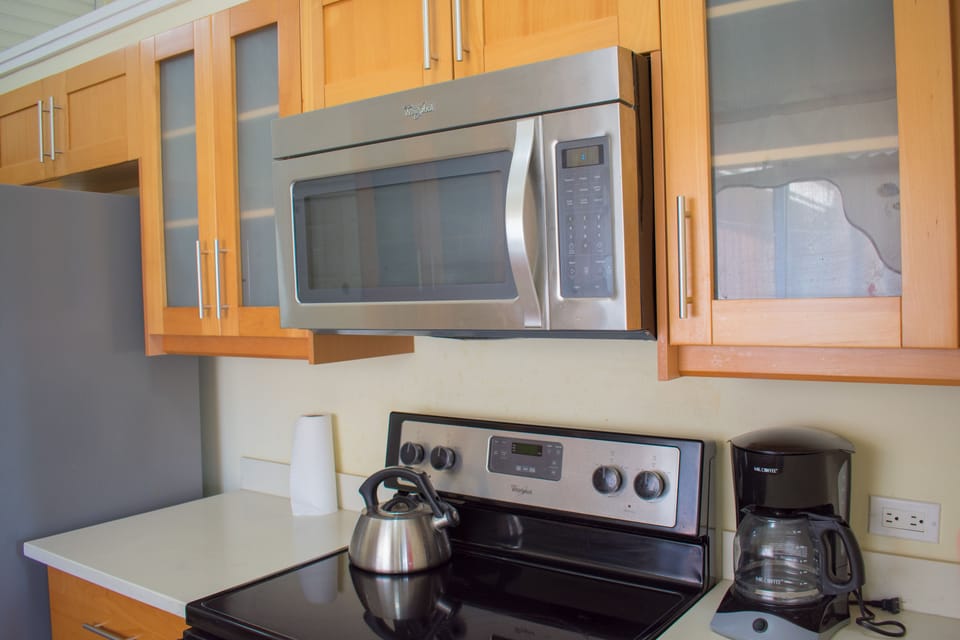 Coffee/tea maker, full-size fridge, microwave, oven