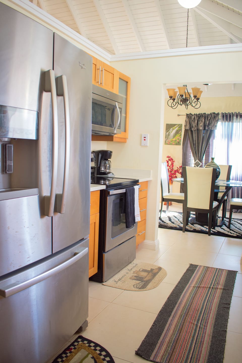 Coffee/tea maker, full-size fridge, microwave, oven
